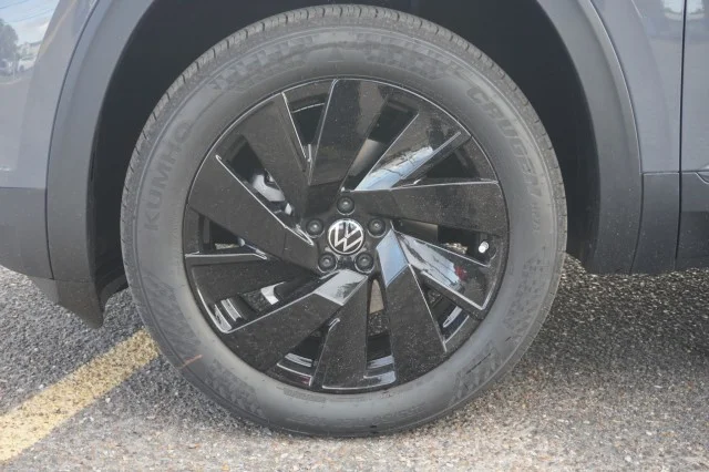 New 2026 Pure Gray Volkswagen 2.0T SE w/Technology image 15