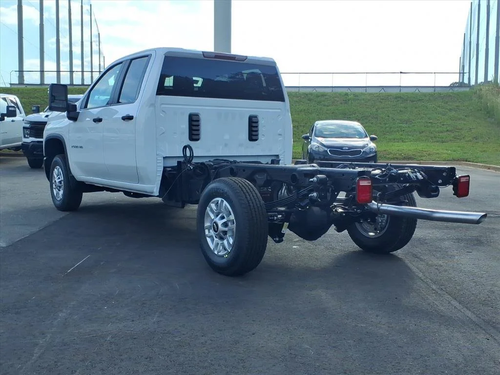New 2025 Summit White Chevrolet WT image 26