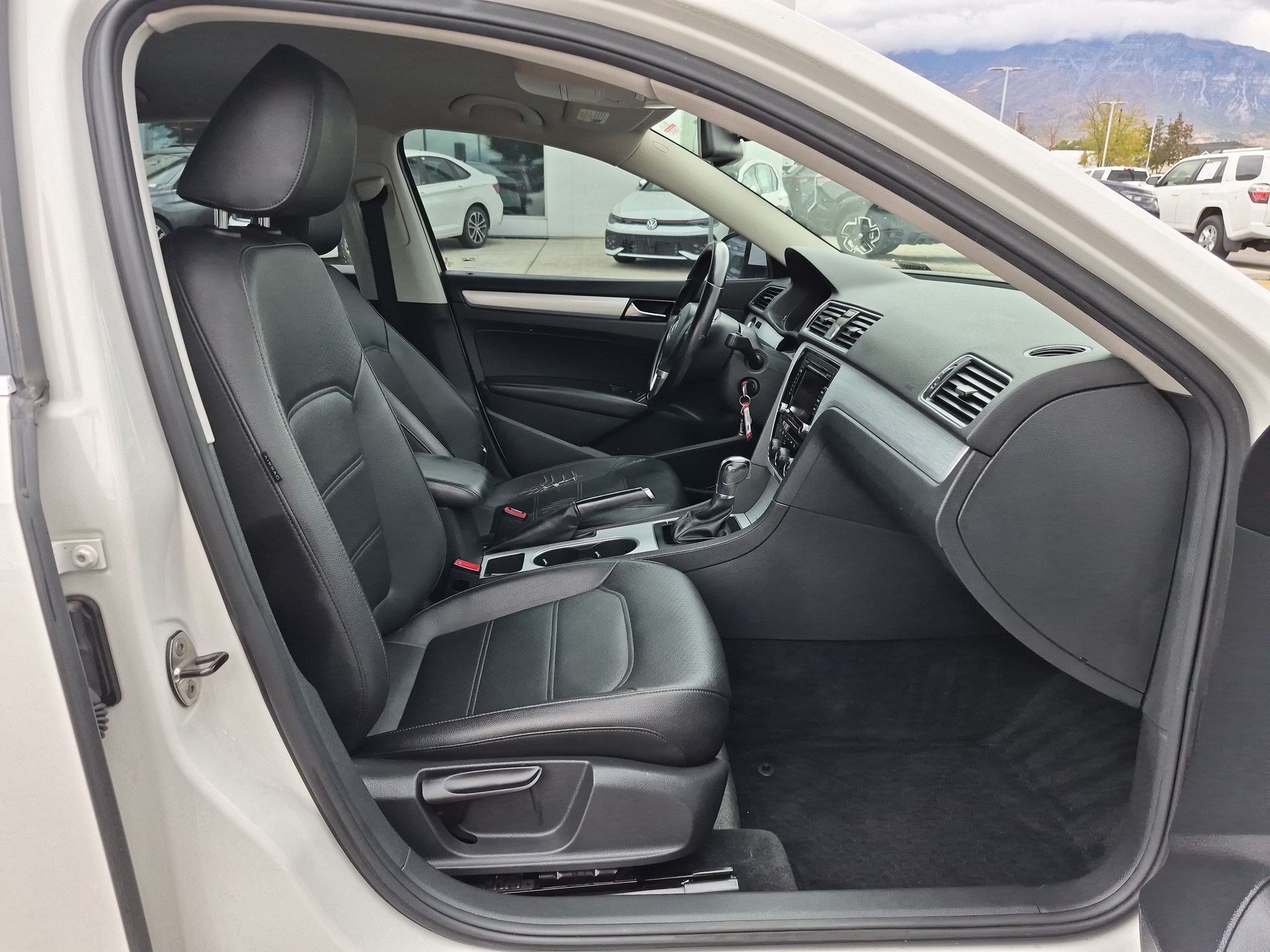 Used 2013 Candy White Volkswagen 2.5 SE image 27
