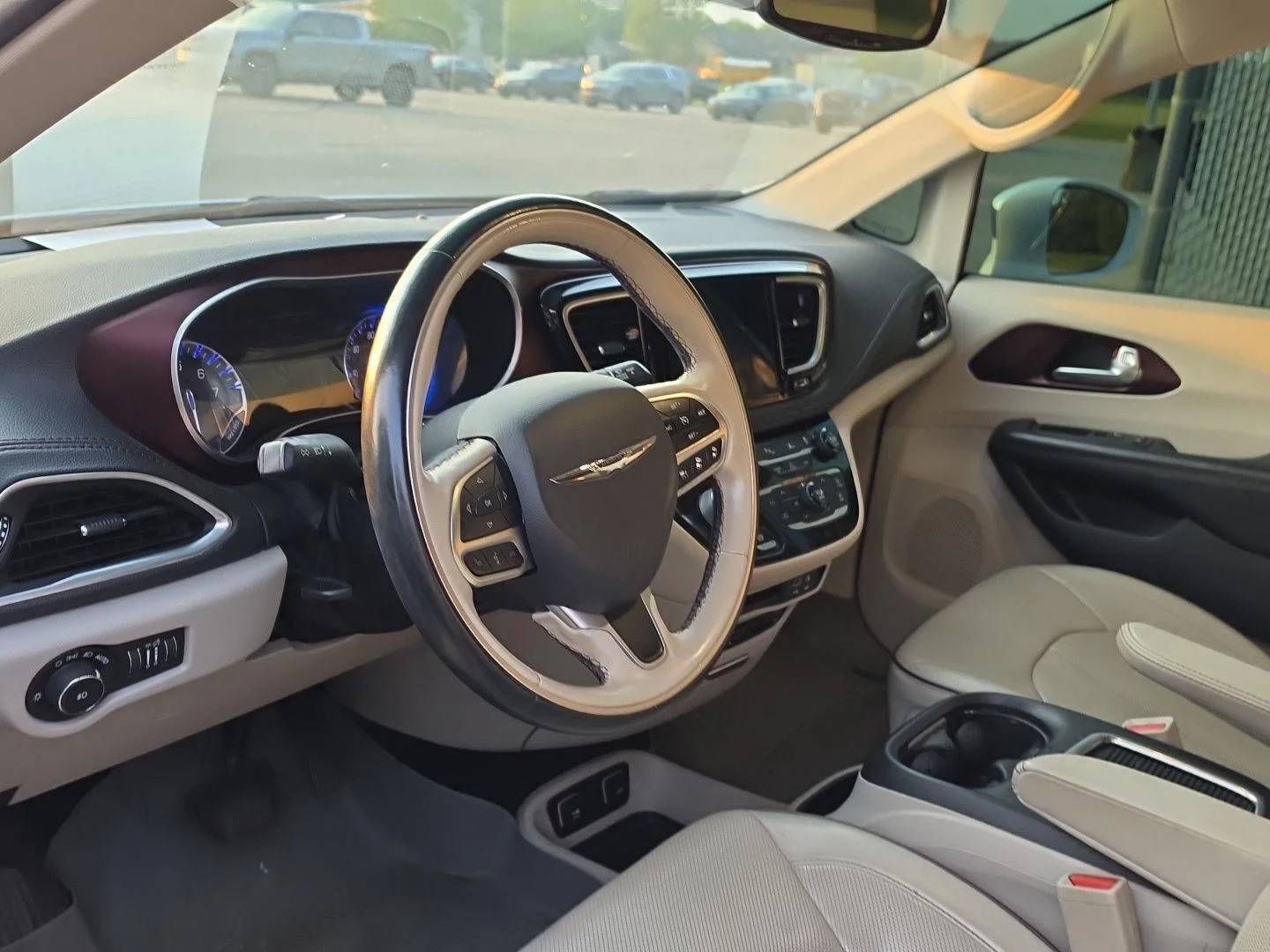 Used 2017 Bright White Clearcoat Chrysler Limited image 5