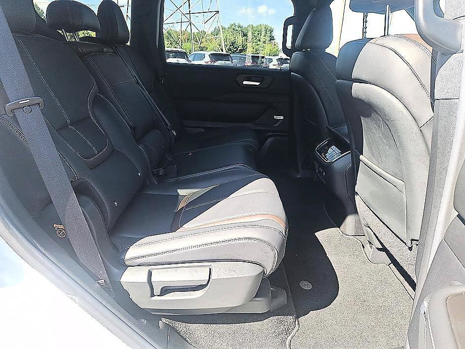 Used 2025 Aspen White Tricoat Nissan SL image 22