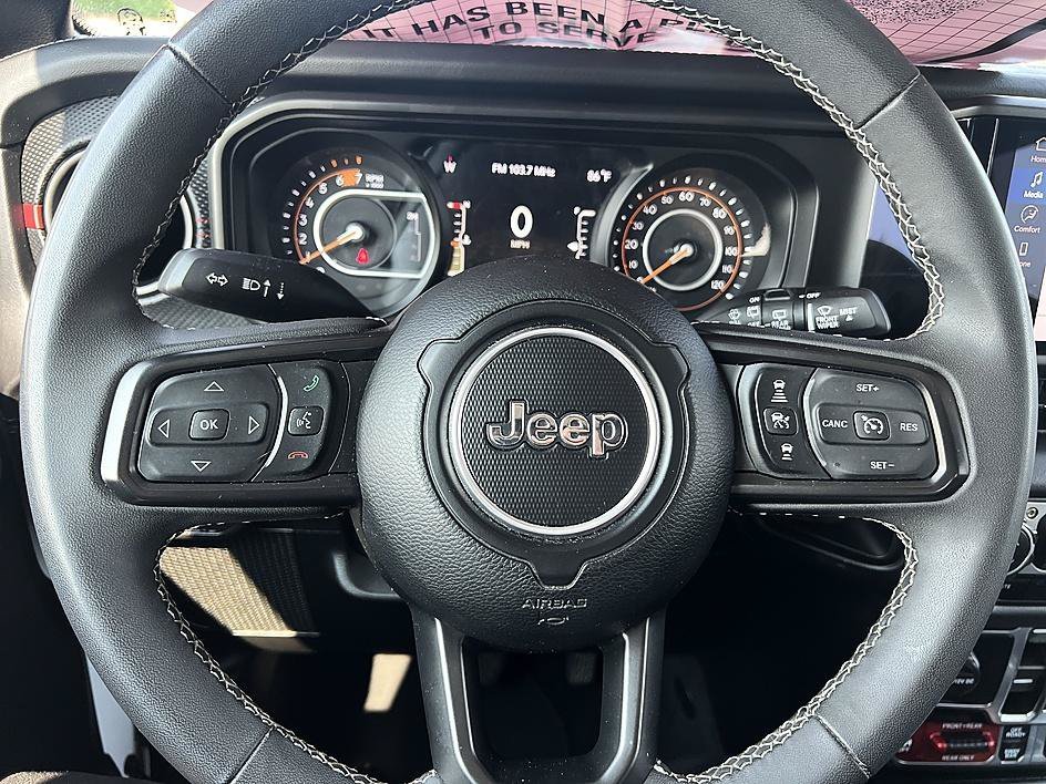 Used 2025 Bright White Clearcoat Jeep Rubicon image 21