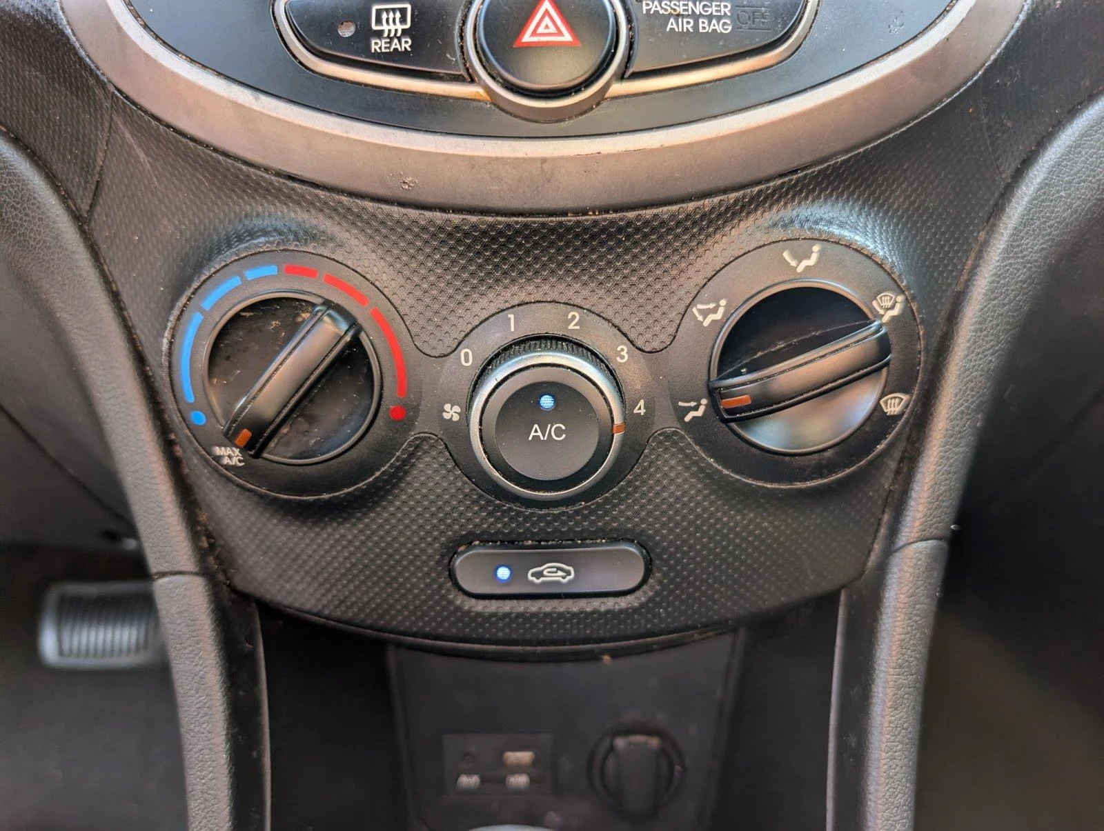 Used 2017 Pacific Blue Pearl Hyundai SE image 19