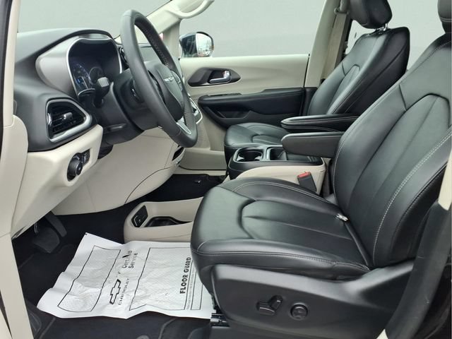 Used 2024 Black Chrysler Touring L image 19