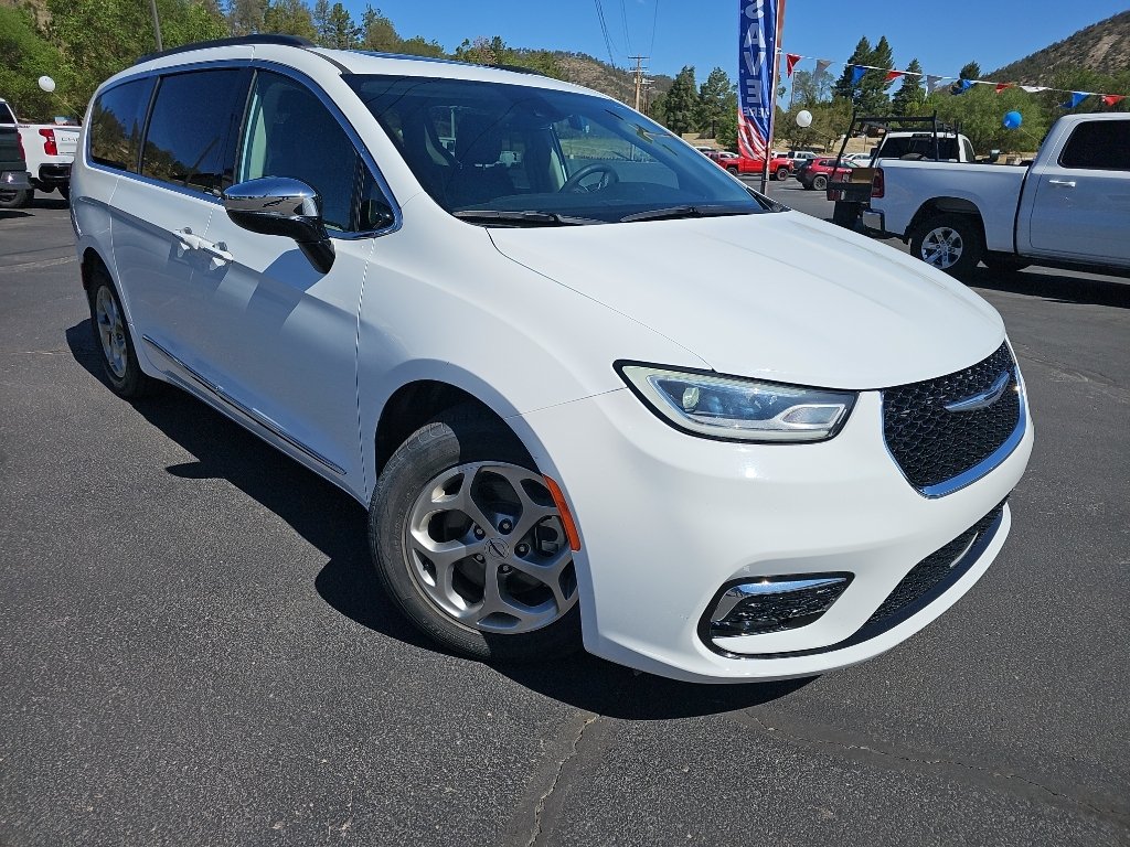 2023 Chrysler Pacifica Limited's photo
