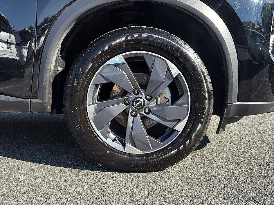 Used 2025 Super Black Nissan SV image 12