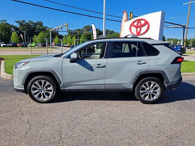 Certified Used 2020  Toyota XLE Premium image 12