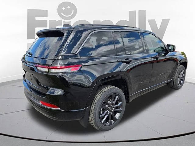 New 2026 Diamond Black Crystal Pearl-Coat Exterior Paint Jeep Limited Reserve image 5
