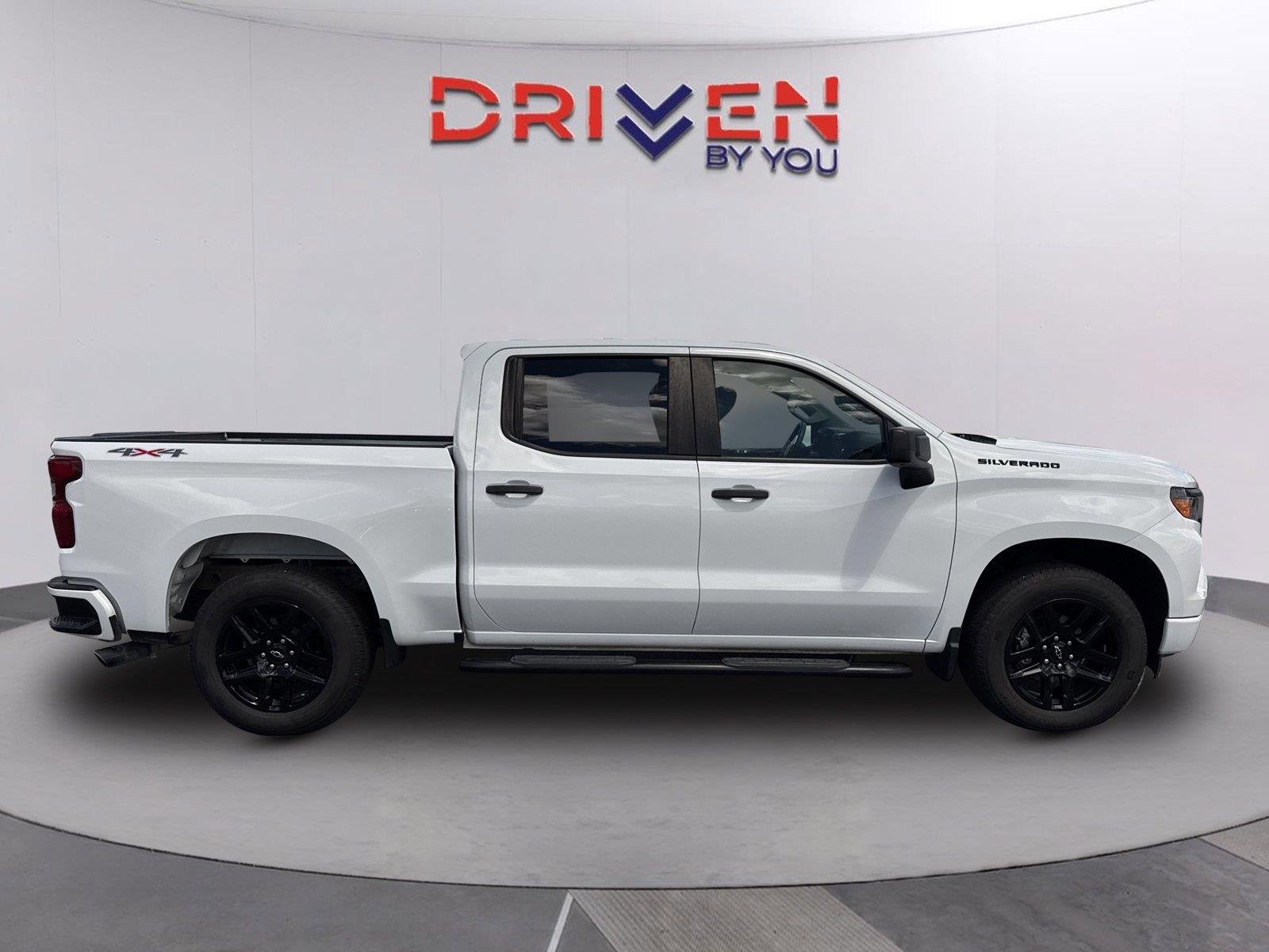 Used 2022 Summit White Chevrolet Custom image 3