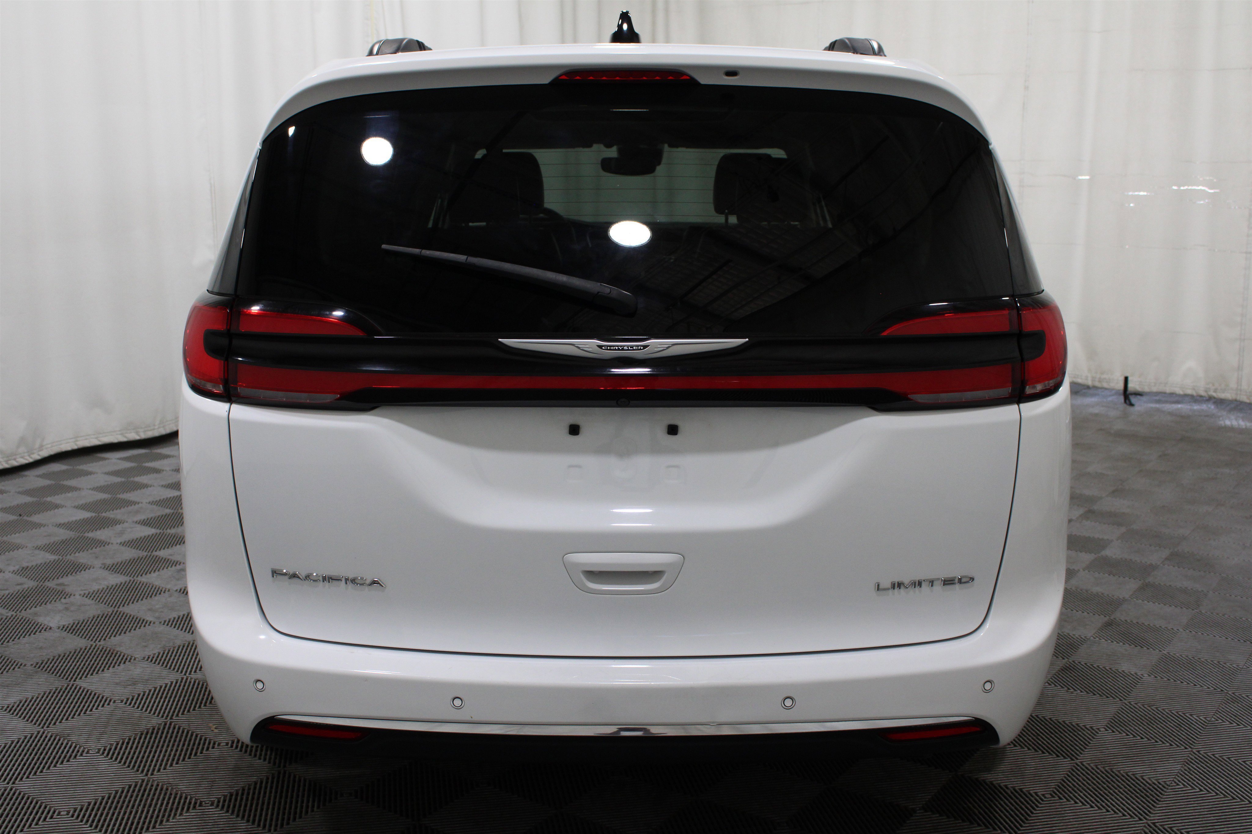 Used 2023 Bright White Clearcoat Chrysler Limited image 33