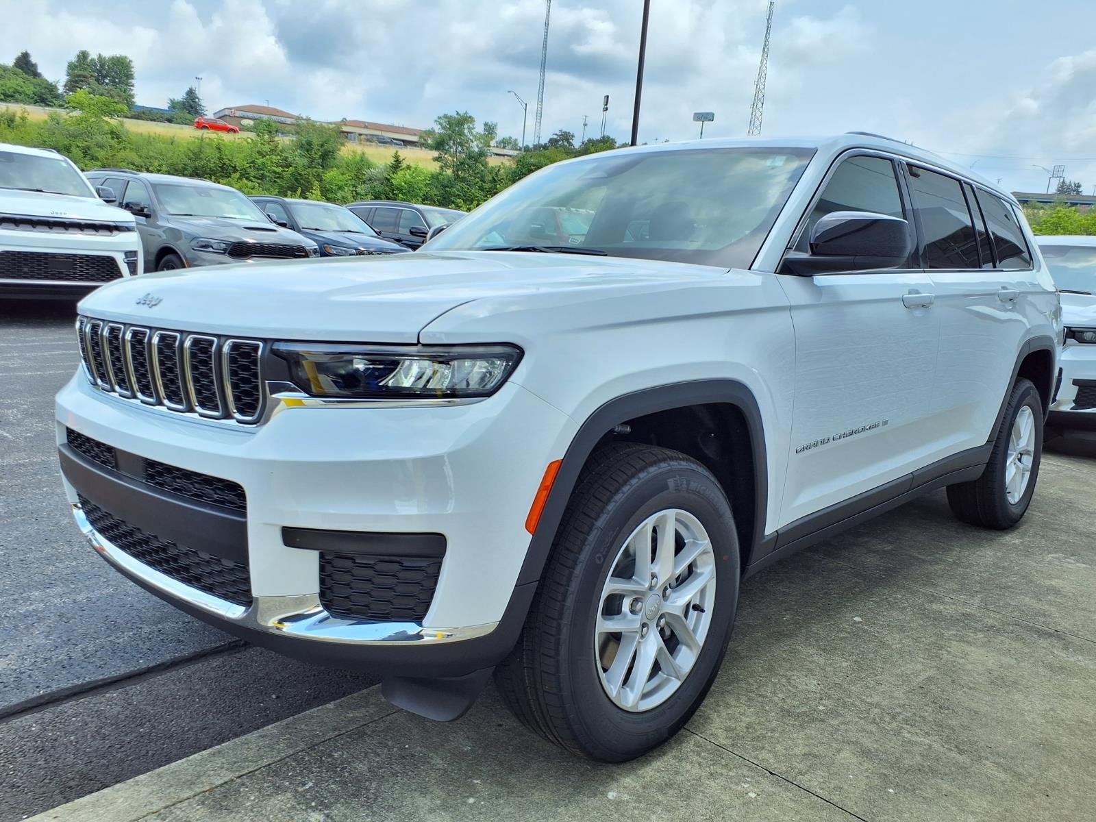 New 2026 Bright White Clear-Coat Exterior Paint Jeep Laredo X image 1