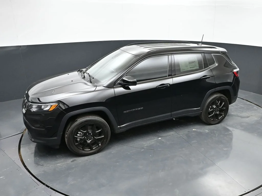 New 2026 Diamond Black Crystal Pearl-Coat Exterior Paint Jeep Latitude image 38