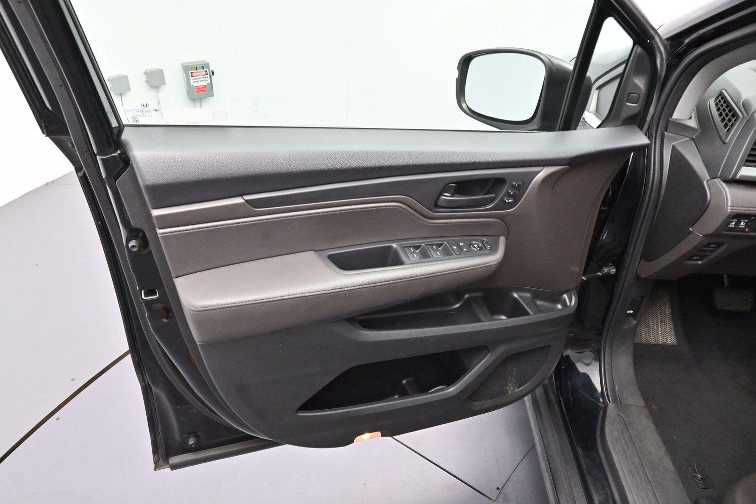 Used 2018 Crystal Black Pearl Honda EX-L image 9