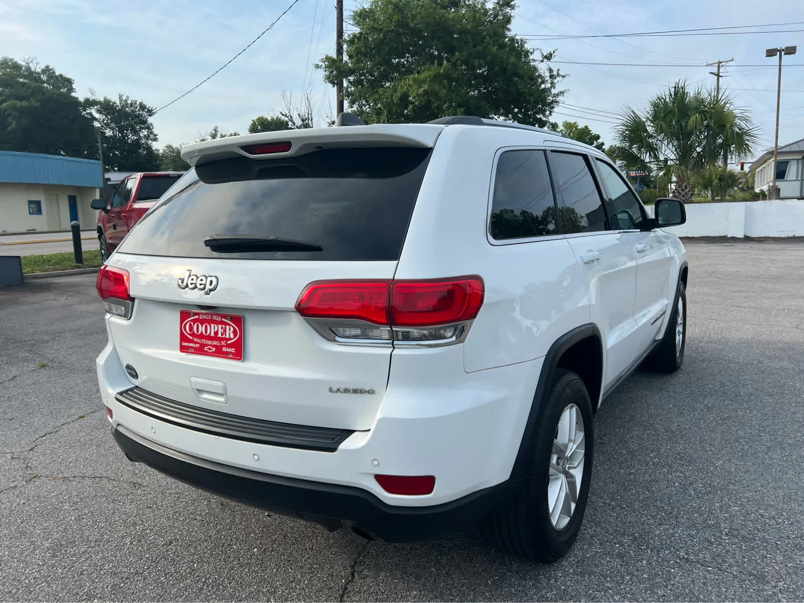 Used 2018  Jeep Laredo E image 3