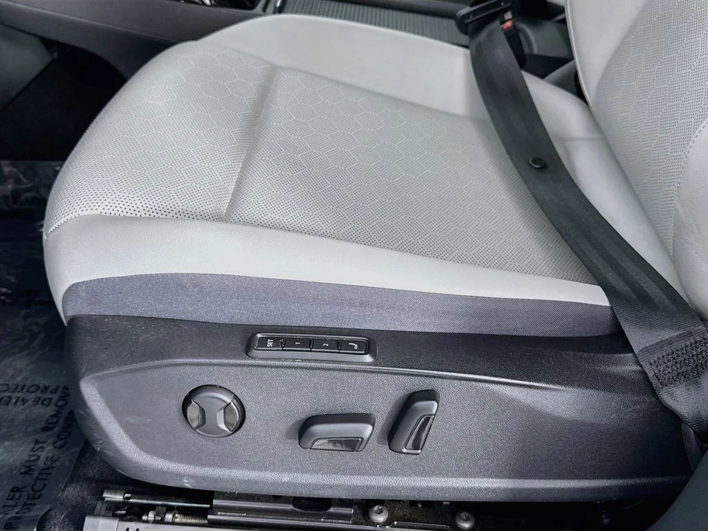 Used 2021 White Volkswagen Pro S image 20