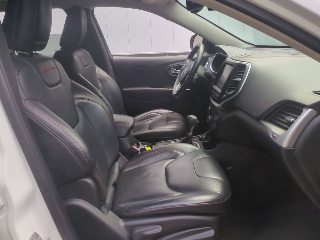 Used 2016 White Jeep Trailhawk image 29