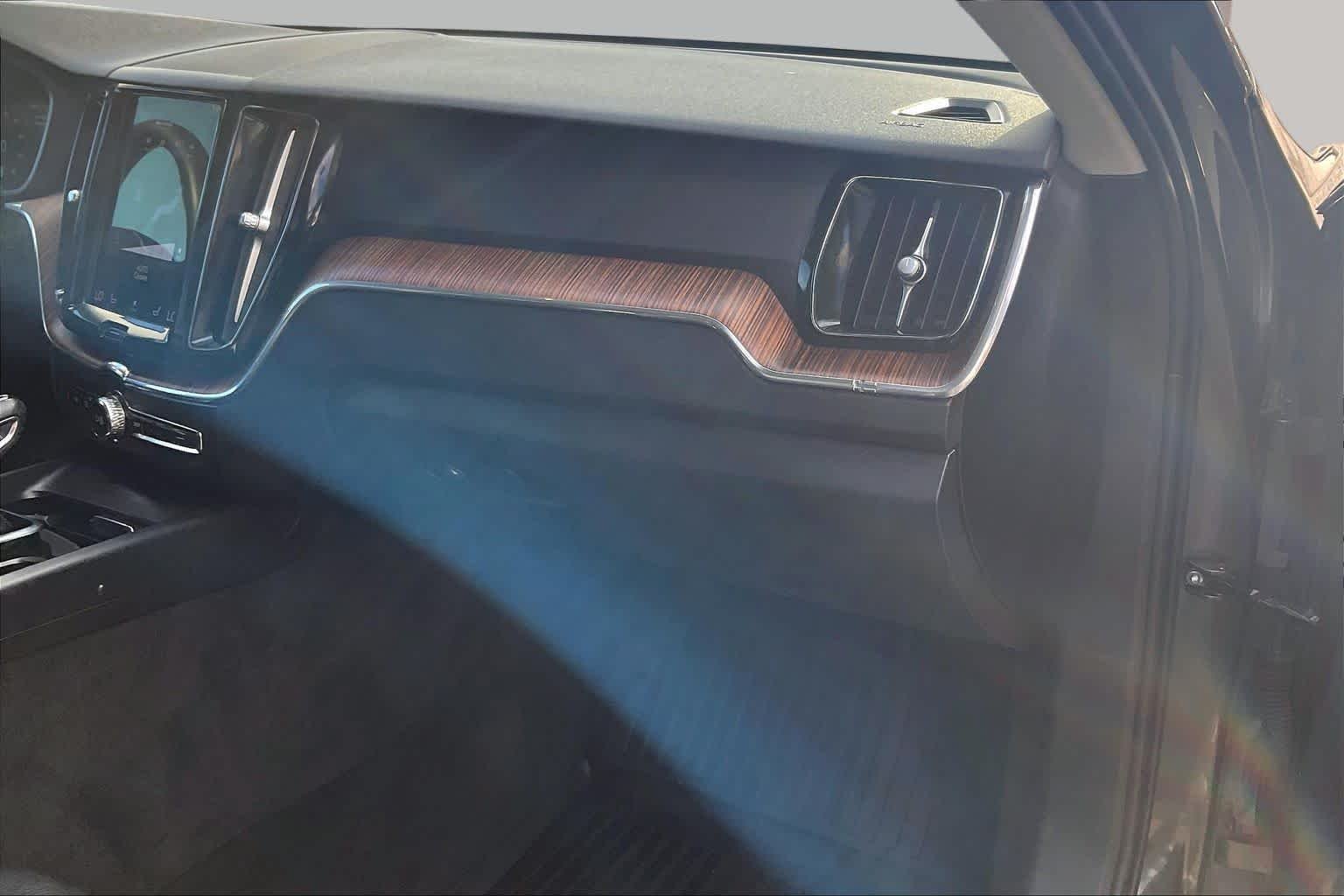 Used 2021  Volvo Momentum image 17