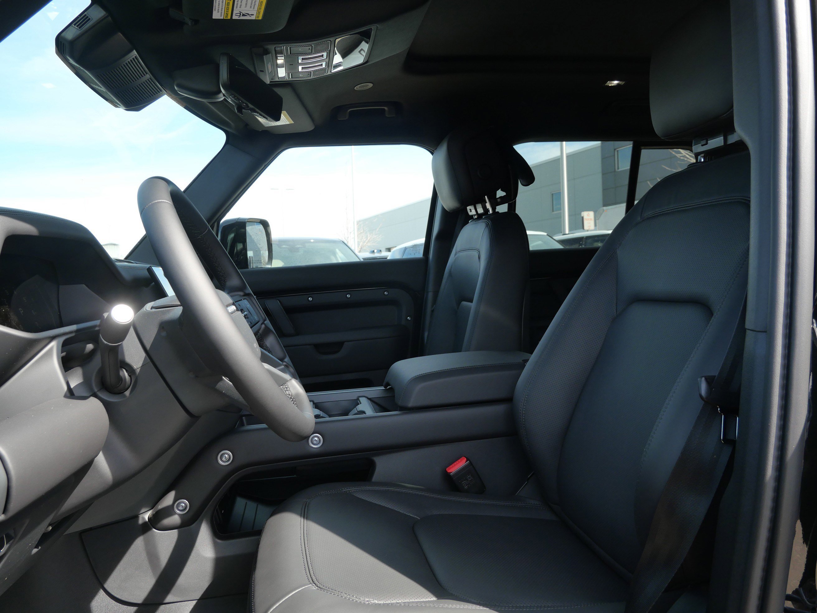 New 2026 Santorini Black Land Rover X-Dynamic SE image 3