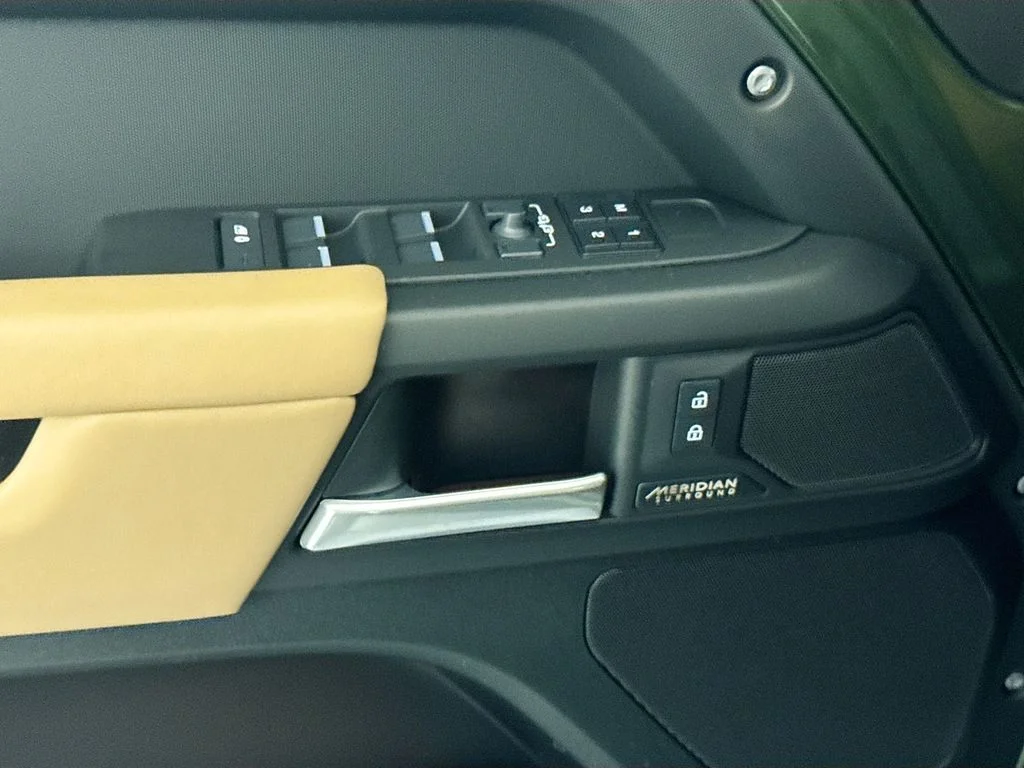 New 2026 Woolstone Green Land Rover X-Dynamic SE image 17