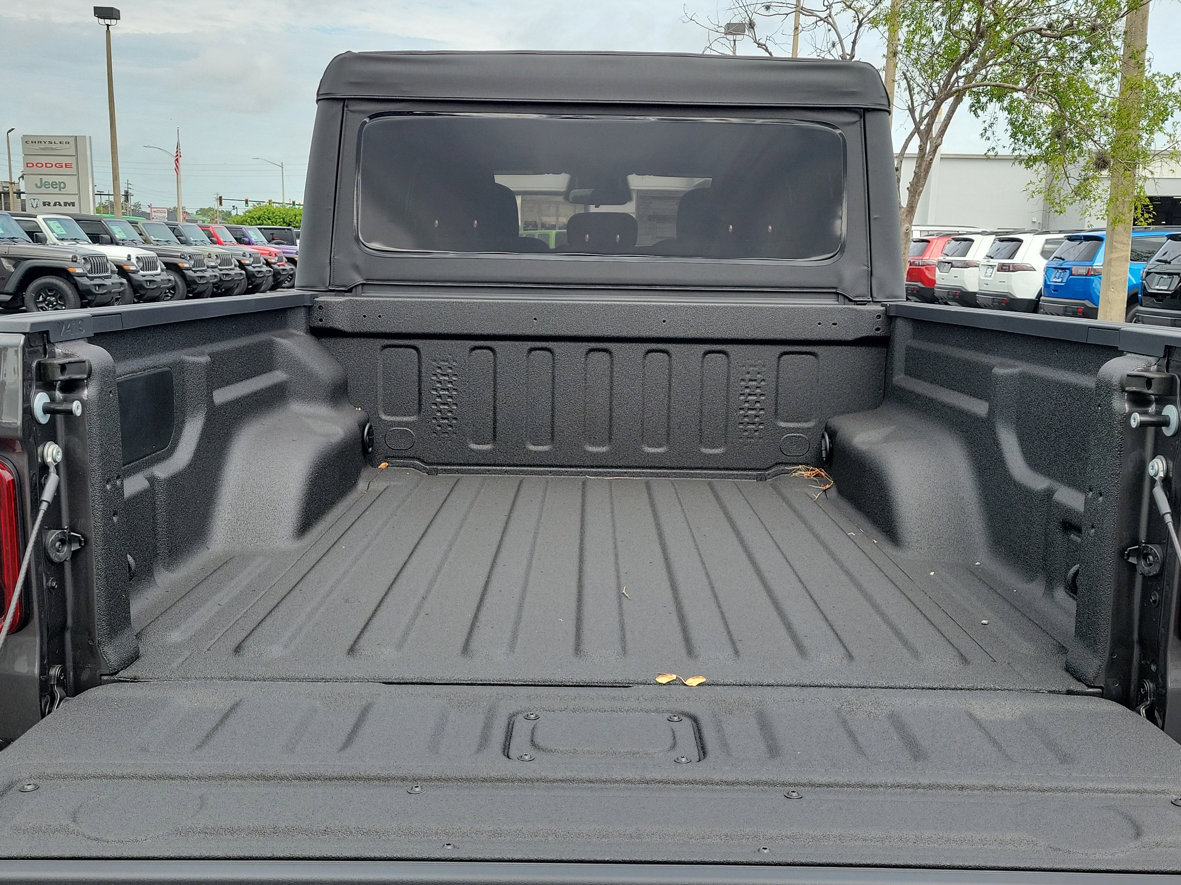 New 2026 Granite Crystal Metallic Clearcoat Jeep Sport S image 7