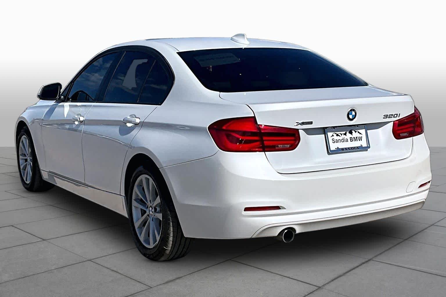 Used 2018 Mineral White Metallic BMW 320i xDrive image 9