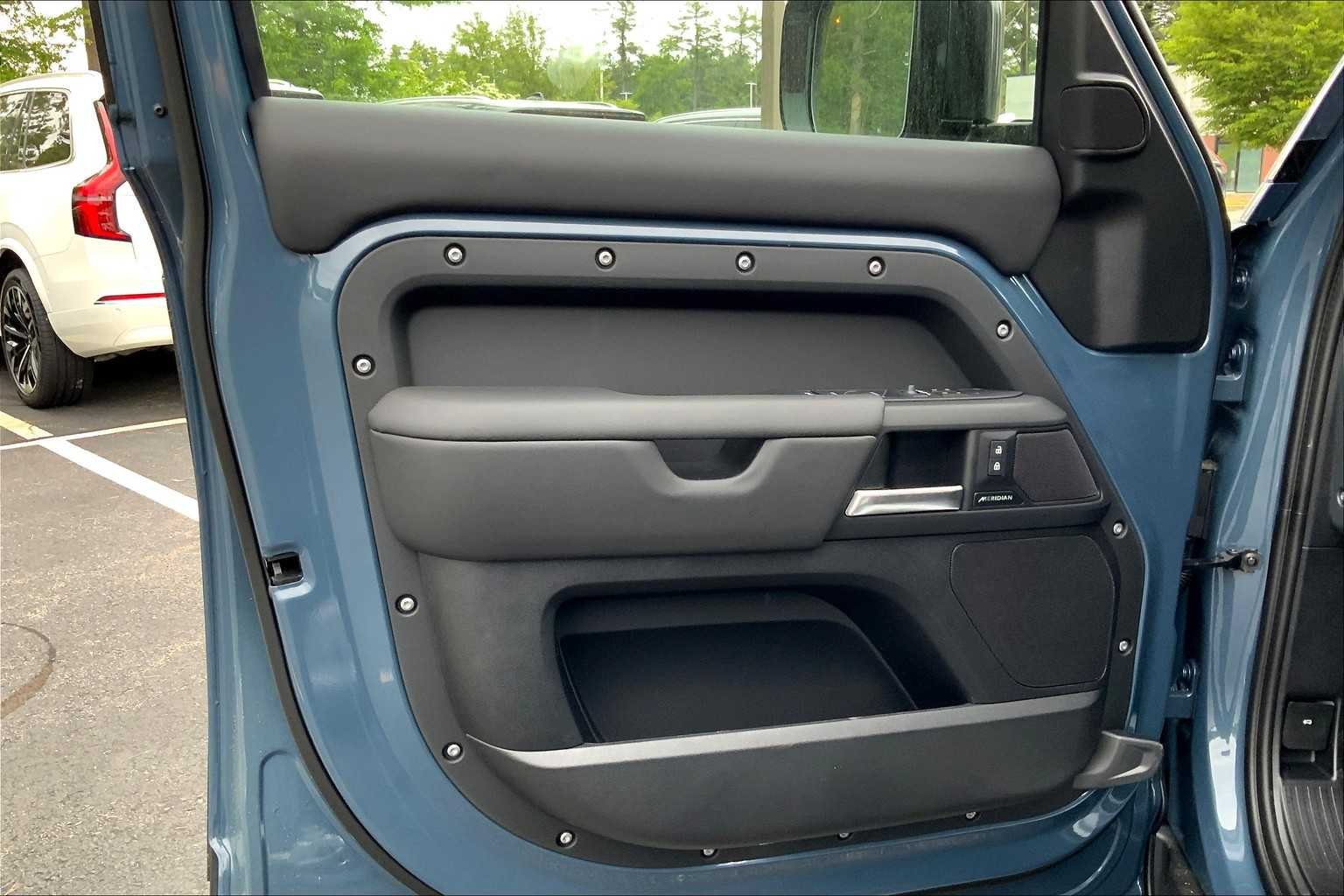 2025 Land Rover Defender S - Photo 9