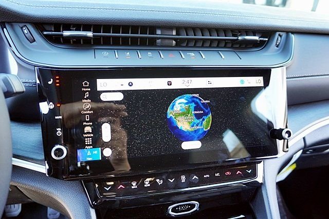 New 2026 Bright White Clear-Coat Exterior Paint Jeep Limited image 32