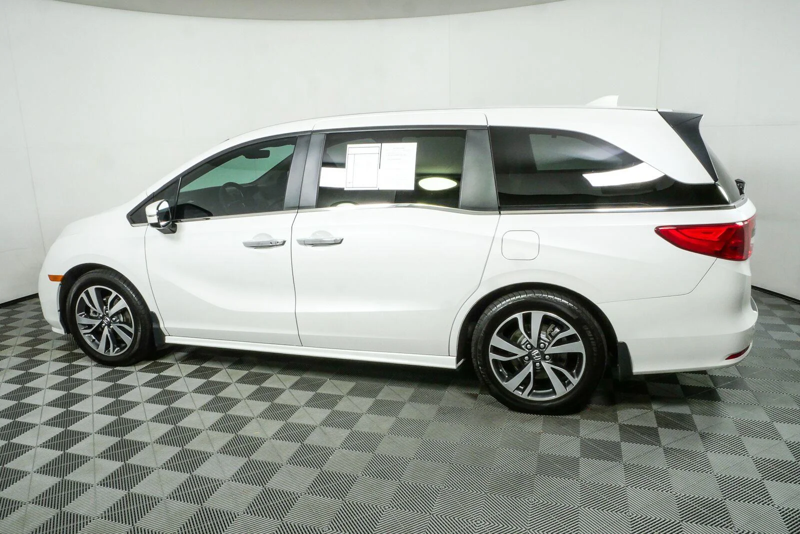 Used 2024 Platinum White Pearl Honda Touring image 30