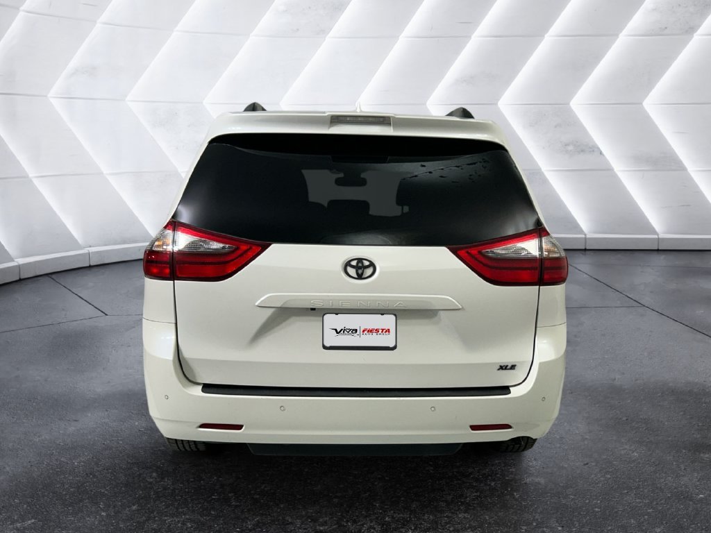 Used 2020 White Toyota XLE image 5