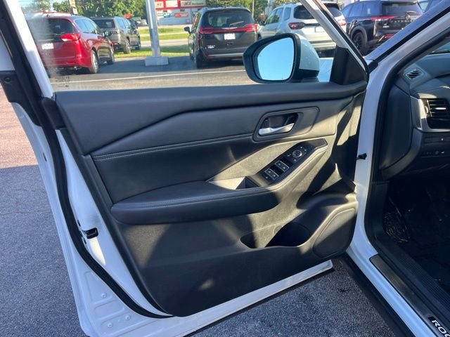 Used 2024 White Nissan SL image 5