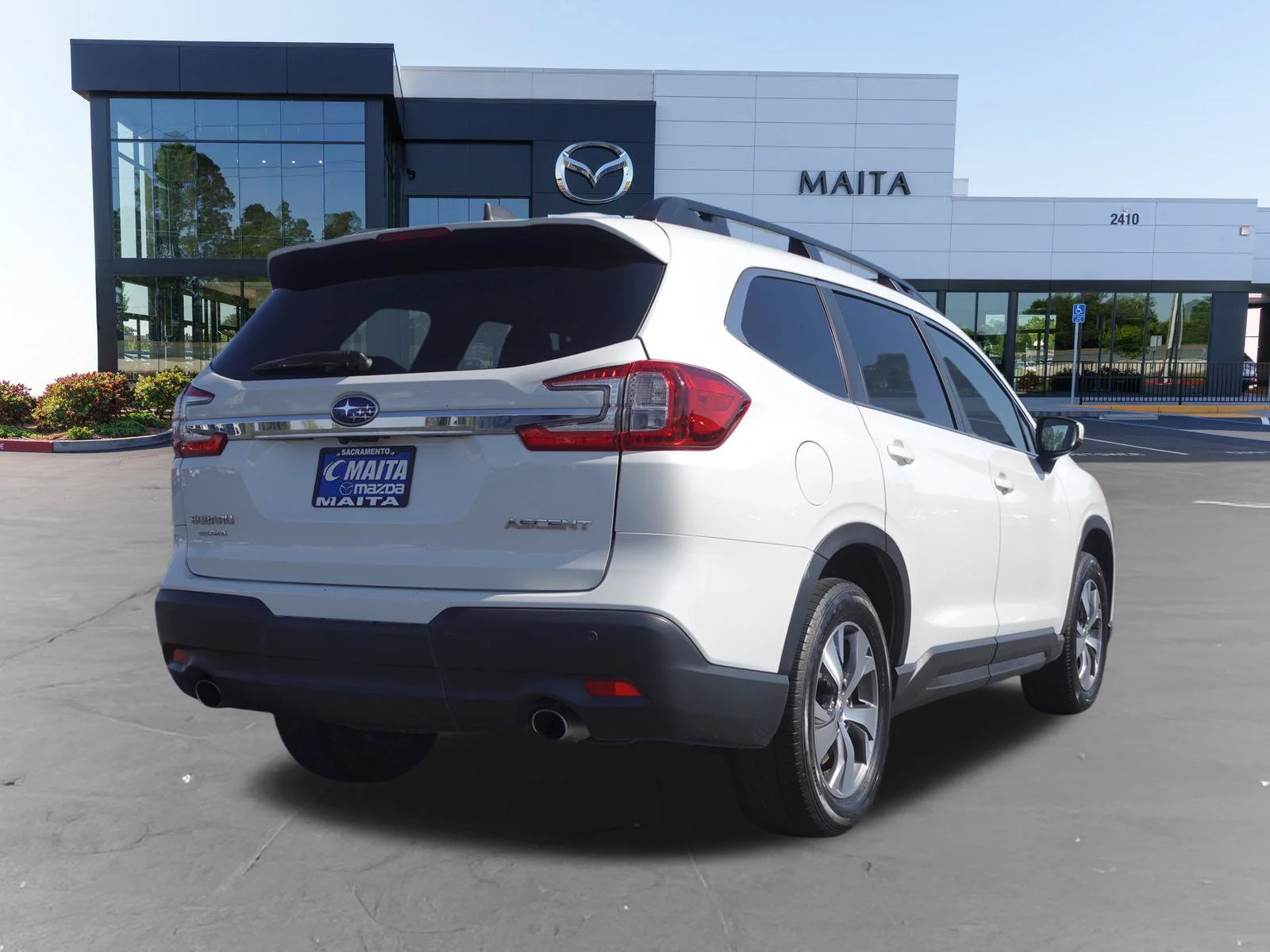 Used 2025 Crystal White Pearl Subaru Premium image 3