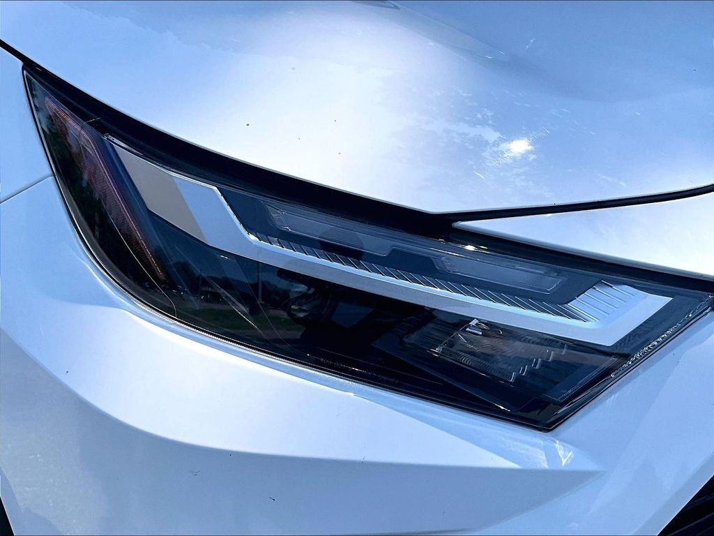 Used 2025 White Toyota XLE image 33
