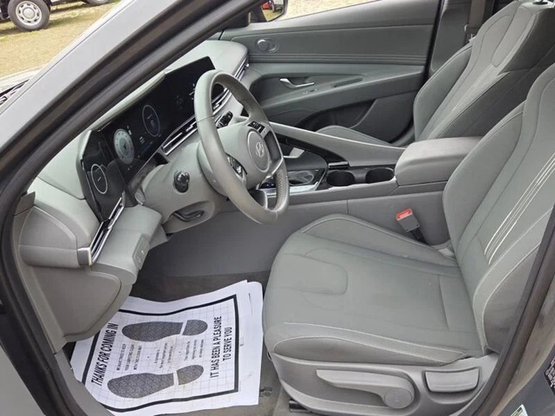 Used 2025 Gray Hyundai SEL Convenience image 6