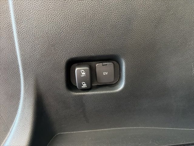 Used 2022 Silver Ford SEL image 9
