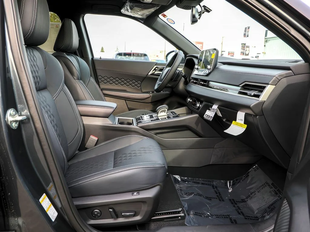 New 2025 Black Mitsubishi SEL image 18