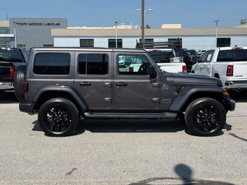 Used 2025 Granite Crystal Metallic Clearcoat Jeep Sahara image 2