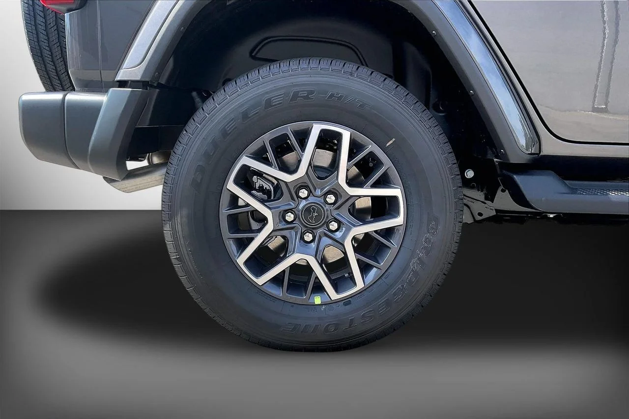 New 2026 Granite Crystal Metallic Clear-Coat Exterior Paint Jeep Sahara image 34