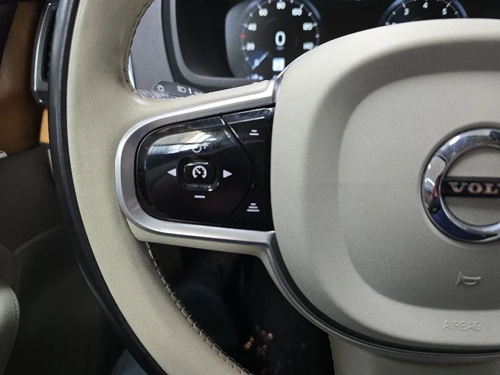 Used 2021 Black Volvo T6 Momentum image 21