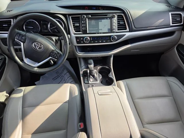 Used 2019 Gray Toyota XLE image 9