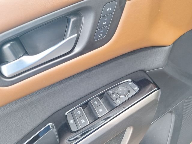 Used 2025 Gray Nissan Platinum image 12