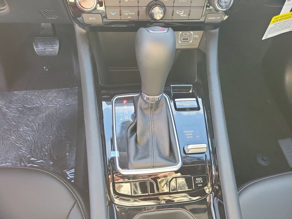 New 2026 Diamond Black Crystal Pearlcoat Jeep Latitude image 21