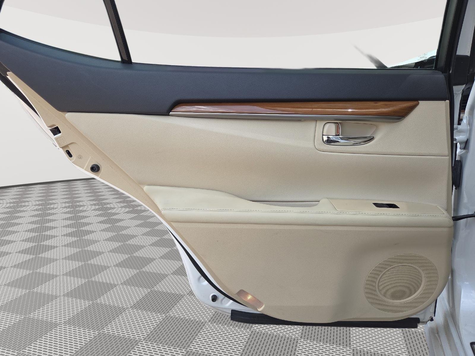 Used 2013 Starfire Pearl Lexus Hybrid image 35