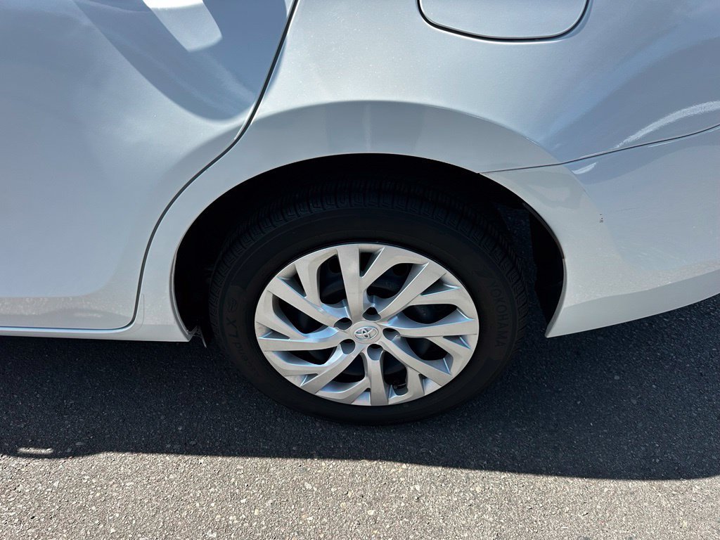 Used 2017 White Toyota LE image 10