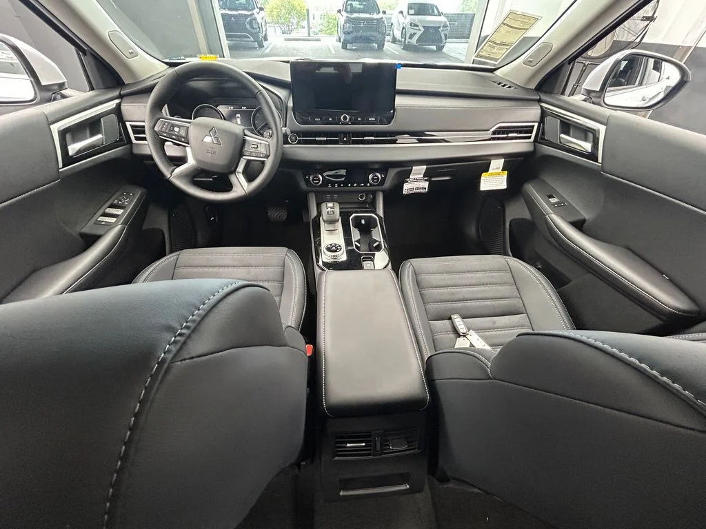 New 2026 Diamond White Mitsubishi SE image 41