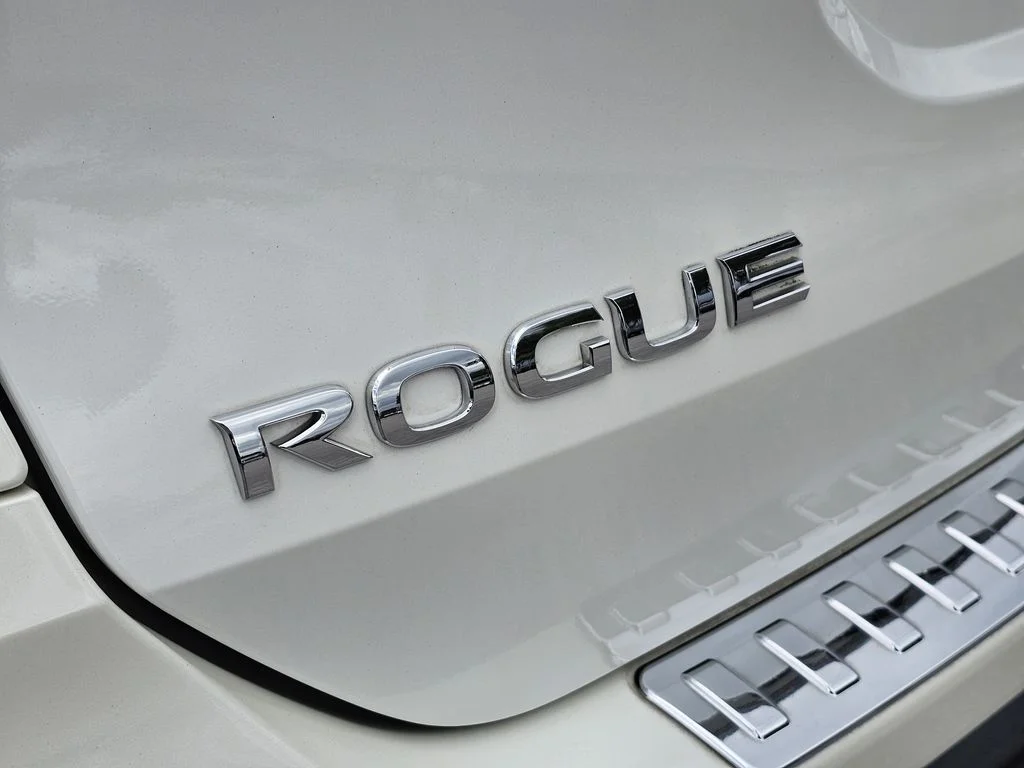 Used 2020 White Nissan SL image 8