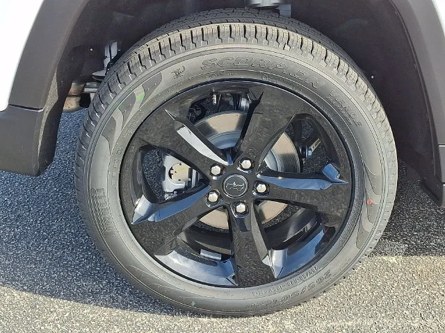 New 2027 White/off-white Jeep Limited image 6