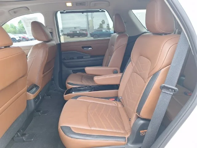 Used 2023 White Nissan Platinum image 14