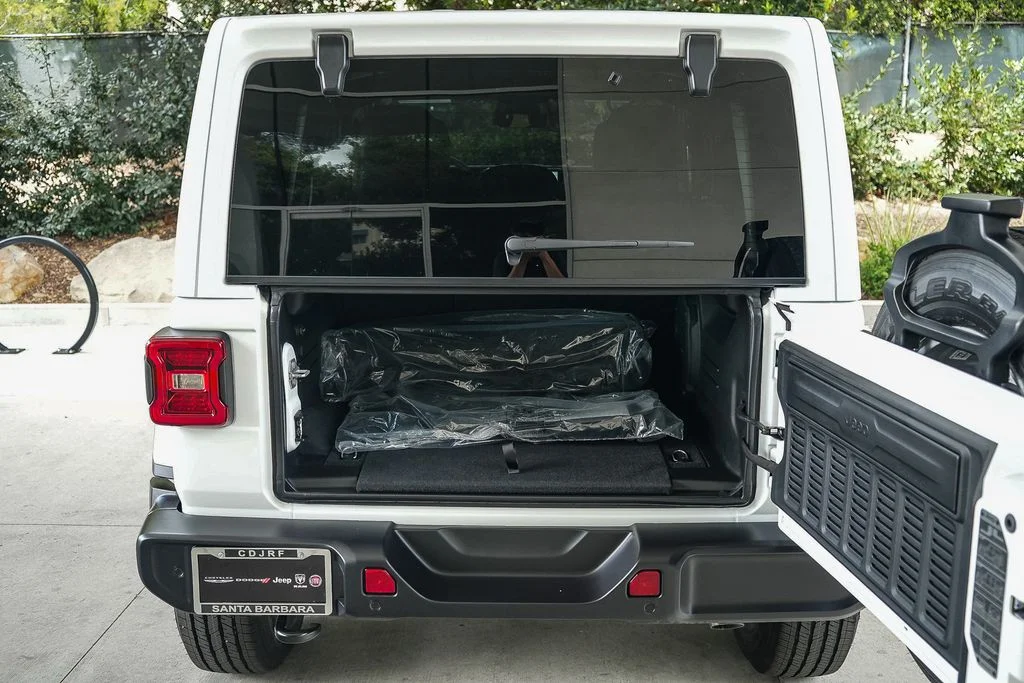New 2026 Bright White Clear-Coat Exterior Paint Jeep Sahara image 23
