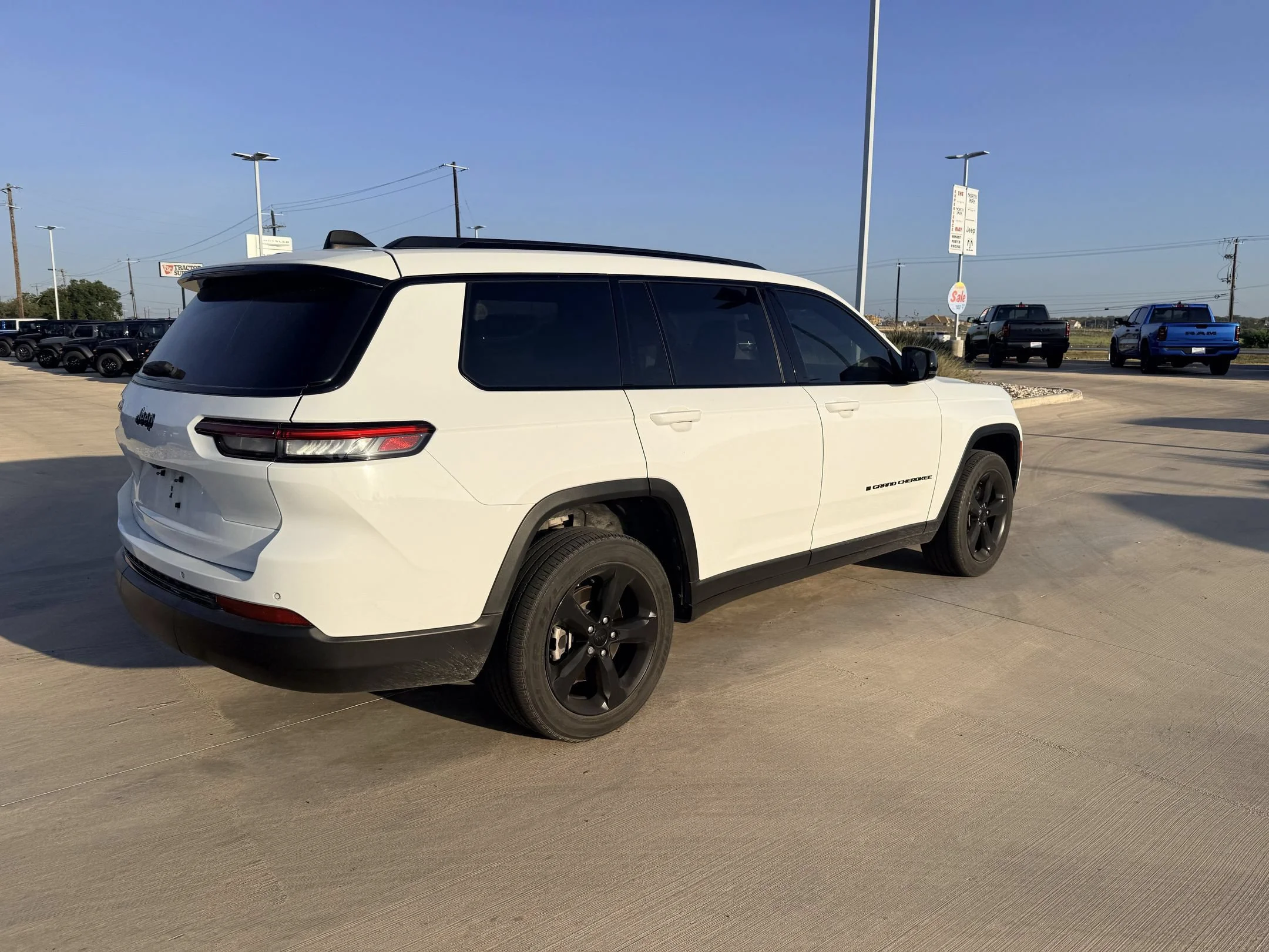 Used 2023 White Jeep Altitude image 4