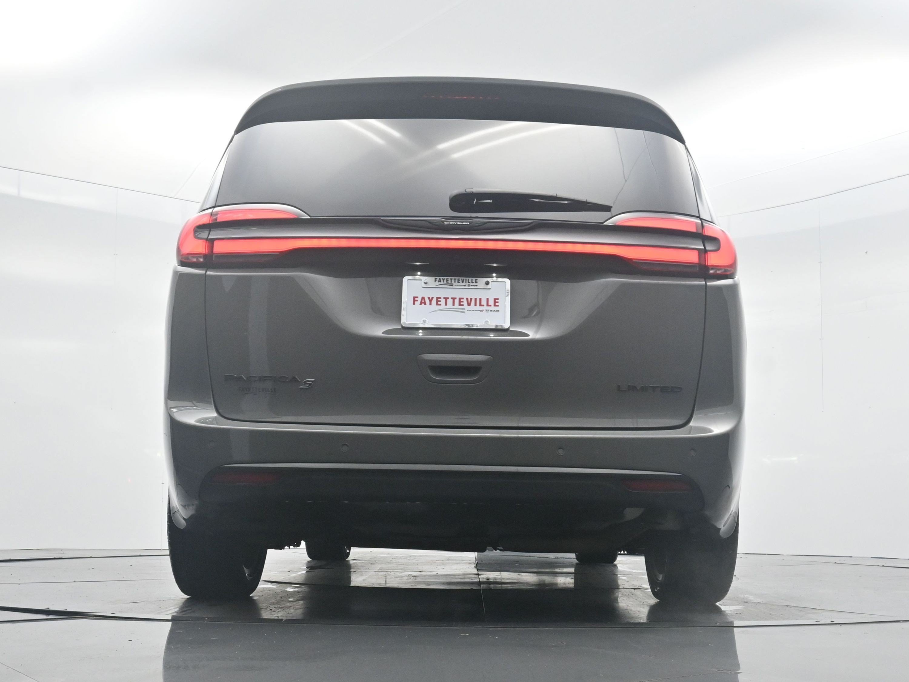Used 2025 Ceramic Gray Clearcoat Chrysler Limited image 30